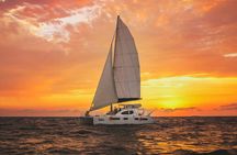 Luxury Sunset Sailing Cruise in Cancun with Light Dinner and Open Bar 