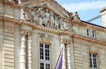 Private Bordeaux History Tour with a glass of Bordeaux wine.