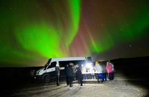 4x4 Minibus Northern Lights with Photo and snacks from Reykjavik