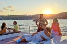 İstanbul Bosphorus Sunset Cruise with Guide - Snack and Beverage
