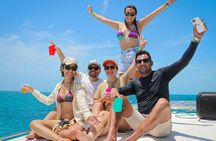 Cancun Catamaran: Isla Mujeres, Snorkeling, Drinks & Buffet Lunch