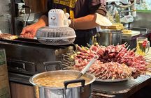Tokyo: Shinjuku Bar Hopping & Night Walking Tour