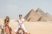 Cairo Womens Guided Tour of the Pyramids Bazaar and Museum