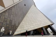 Cairo Womens Guided Tour of the Pyramids Bazaar and Museum