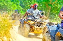 Pequeño grupo en buggy’s o ATV por el lodo en PUNTA CANA