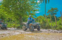 Pequeño grupo en buggy’s o ATV por el lodo en PUNTA CANA