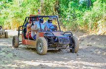 Pequeño grupo en buggy’s o ATV por el lodo en PUNTA CANA