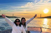 Bosphorus Sunset Yacht Tour With Wine and Music