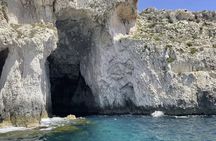 Tour of the island of Ortigia and exploration of sea caves with baths.