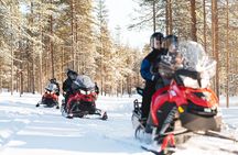 1 Hour Easy Snowmobile Safari in Levi