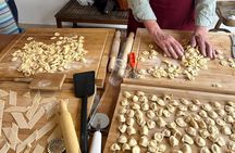 Cooking class with family and in the garden of an old boathouse
