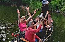 Hamburg: Public ride with an original Venetian gondola