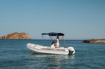 Boat rental for 6 people. No license required.