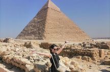 Private tour to Giza pyramids, Egyptian Museum and Bazaar 