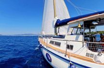 Winter cruise and sunset EN heated sailboat