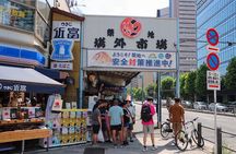 Tokyo: Private Tsukiji Street Food & Sake with Local Guide
