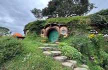 Private Tour from Auckland Hobbiton Movie Set and Te Puia Magic