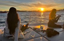 Small Group Yacht Tour With Unlimited Wine, Fruits & Mixed Nuts