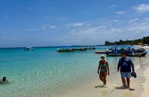 Roatán: West Bay Beach Day Pass with Private Transportation
