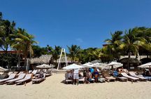 Roatán: West Bay Beach Day Pass with Private Transportation