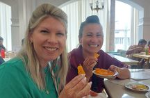 Udaipur: Old city Tuk Tuk Ride & Food Tour with Female guide