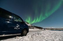 Tromsø: Northern Lights tour by Minivan with Photographer
