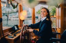 Amsterdam Classic Saloon Boat Canal Cruise with Live Guide