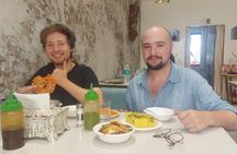 Udaipur: Old city Tuk Tuk Ride & Food Tour with Female guide