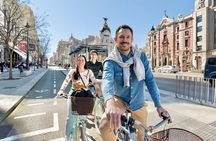 Explore Madrid by bike taking photos with Benja