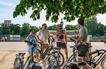 Explore Madrid by bike taking photos with Benja