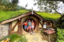 Hobbiton & Waitomo Caves Day Tour with Lunch from Auckland