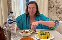 Udaipur: Old city Tuk Tuk Ride & Food Tour with Female guide