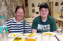 Udaipur: Old city Tuk Tuk Ride & Food Tour with Female guide