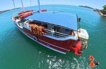 Escuna Bombinhas + Snorkel Praia da Sepultura by Zimbros Ecotour