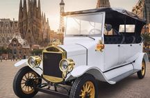 Complete Barcelona guided tour by vintage car in Tuk Tuk