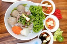 Phnom Penh: Street Art and Food Tour by Tuk-Tuk