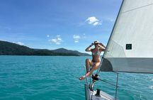 Half-Day Airlie Beach Sailing and Snorkeling Tour on Yacht