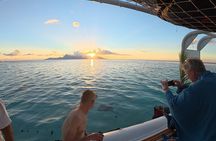Aperitif cruise at sunset in the Tahiti lagoon