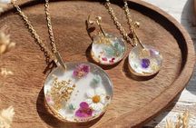45 minute Resin Jewelry Making Workshop in Paris