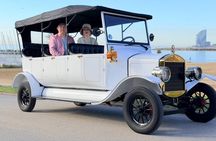 Guided Tour City, Park and Beach Barcelona Vintage Tuk Tuk Car