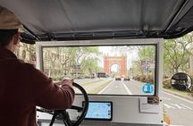 Complete Barcelona guided tour by vintage car in Tuk Tuk