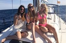 Sailing Boat Trip in Barcelona with Snacks and Drinks