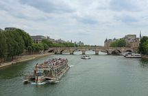 Paris Center Walking Tour with French Pastry