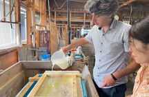 Make traditional Tosa washi paper using a recycling technique