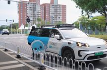 Guangzhou: Self-Driving Robotaxi Experience with Guide