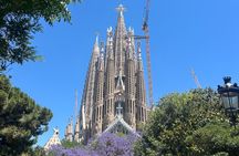 Sagrada Familia Golden Hour and Guided Visit with Priority Access