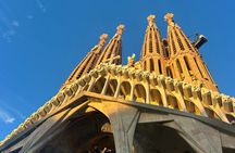Sagrada Familia Golden Hour and Guided Visit with Priority Access