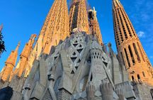 Sagrada Familia Golden Hour and Guided Visit with Priority Access