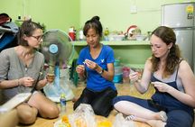 Bangkok Khlong Toei Walking Tour and Jasmine Garland Making