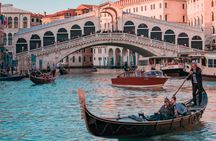 Private Gondola Ride on the Grand Canal with Chilled Prosecco